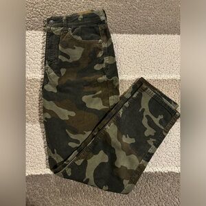 American Eagle size 6 high-rise stretch camo corduroy 7/8th pants